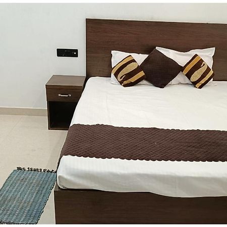 Hotel Aparna Grand Near Ram Janam Bhoomi And Temple - Fully Air Conditioned - Free Wifi Available - Best Budget Hotel In Ayodhya Buitenkant foto