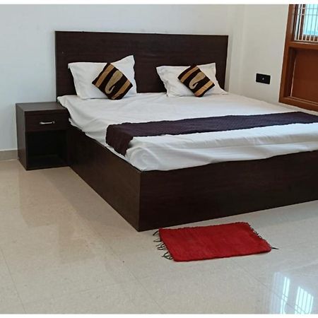 Hotel Aparna Grand Near Ram Janam Bhoomi And Temple - Fully Air Conditioned - Free Wifi Available - Best Budget Hotel In Ayodhya Buitenkant foto