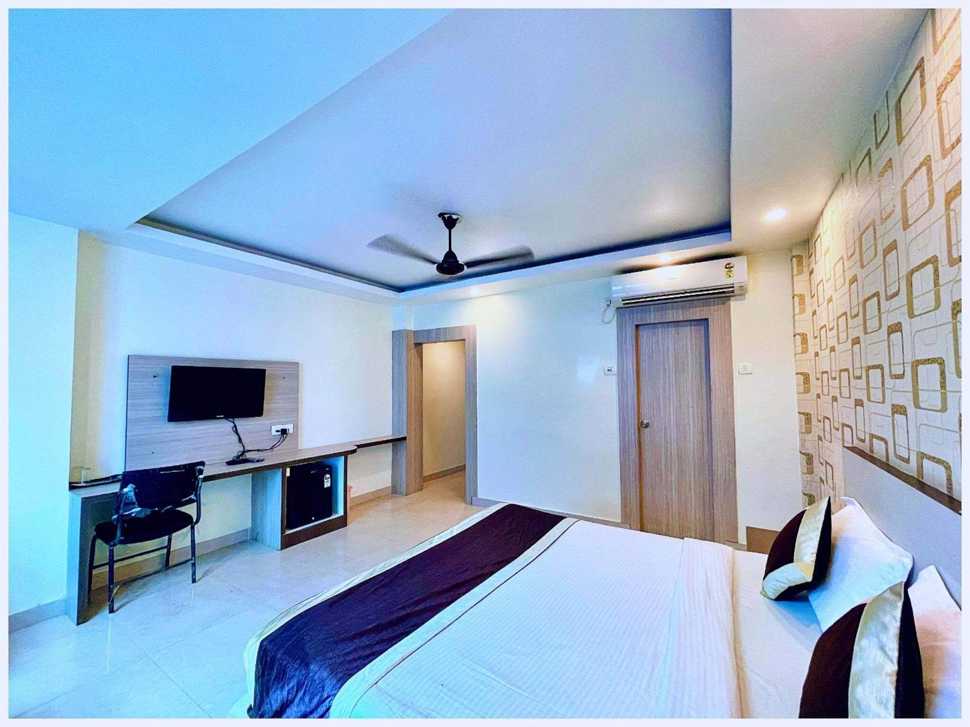 Hotel Aparna Grand Near Ram Janam Bhoomi And Temple - Fully Air Conditioned - Free Wifi Available - Best Budget Hotel In Ayodhya Buitenkant foto