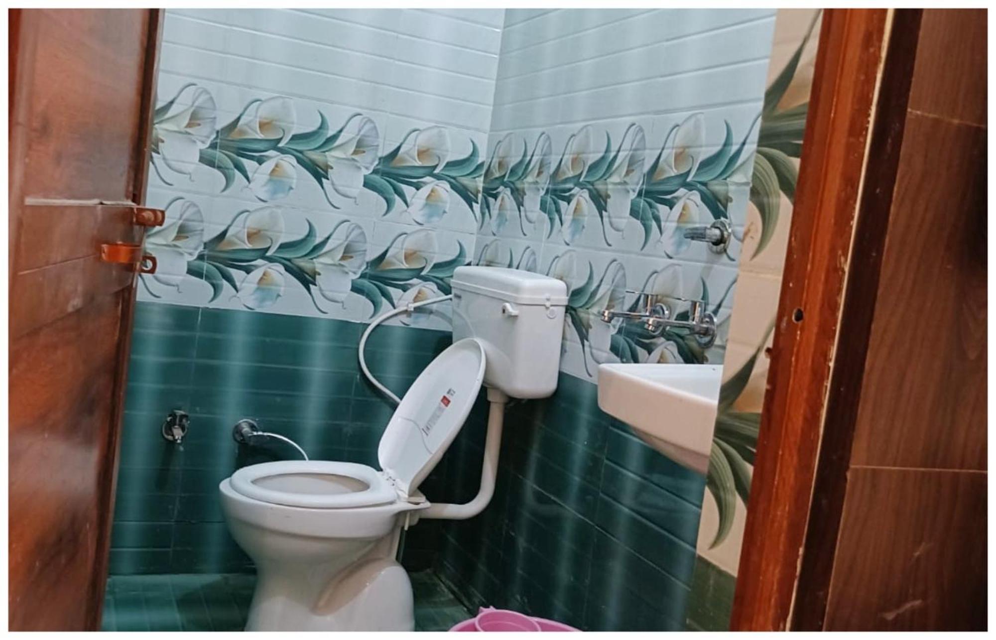 Hotel Aparna Grand Near Ram Janam Bhoomi And Temple - Fully Air Conditioned - Free Wifi Available - Best Budget Hotel In Ayodhya Buitenkant foto