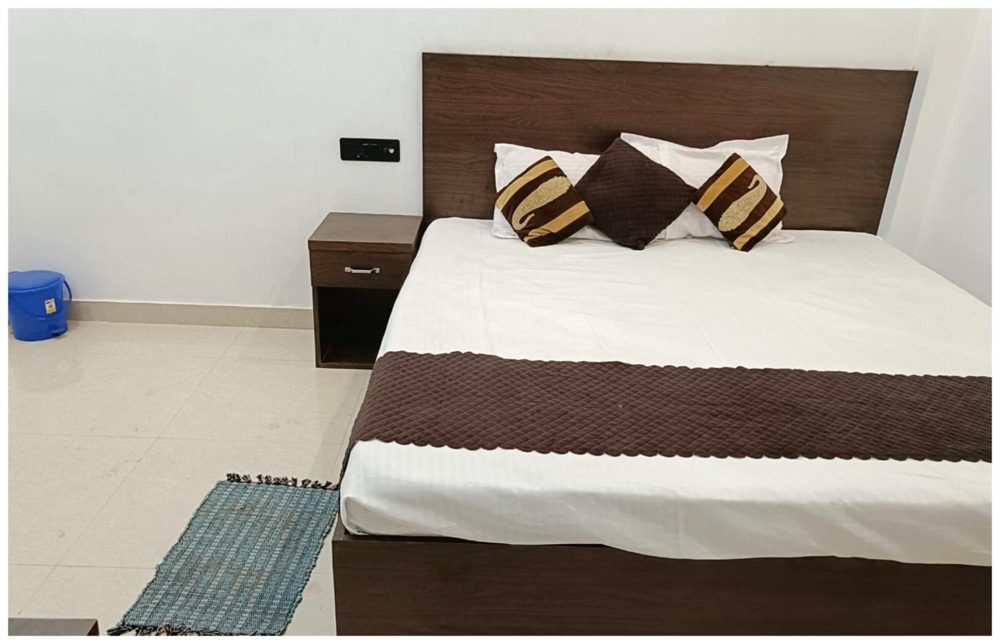 Hotel Aparna Grand Near Ram Janam Bhoomi And Temple - Fully Air Conditioned - Free Wifi Available - Best Budget Hotel In Ayodhya Buitenkant foto