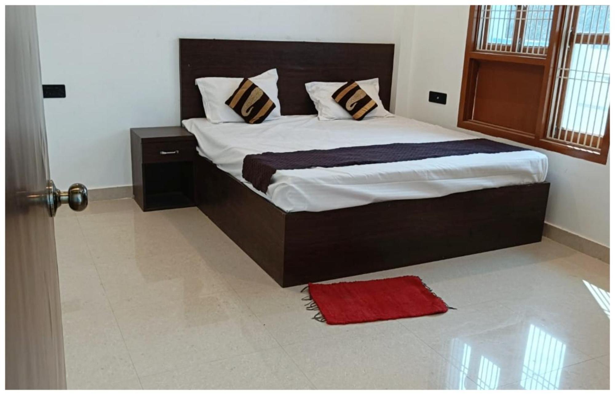 Hotel Aparna Grand Near Ram Janam Bhoomi And Temple - Fully Air Conditioned - Free Wifi Available - Best Budget Hotel In Ayodhya Buitenkant foto