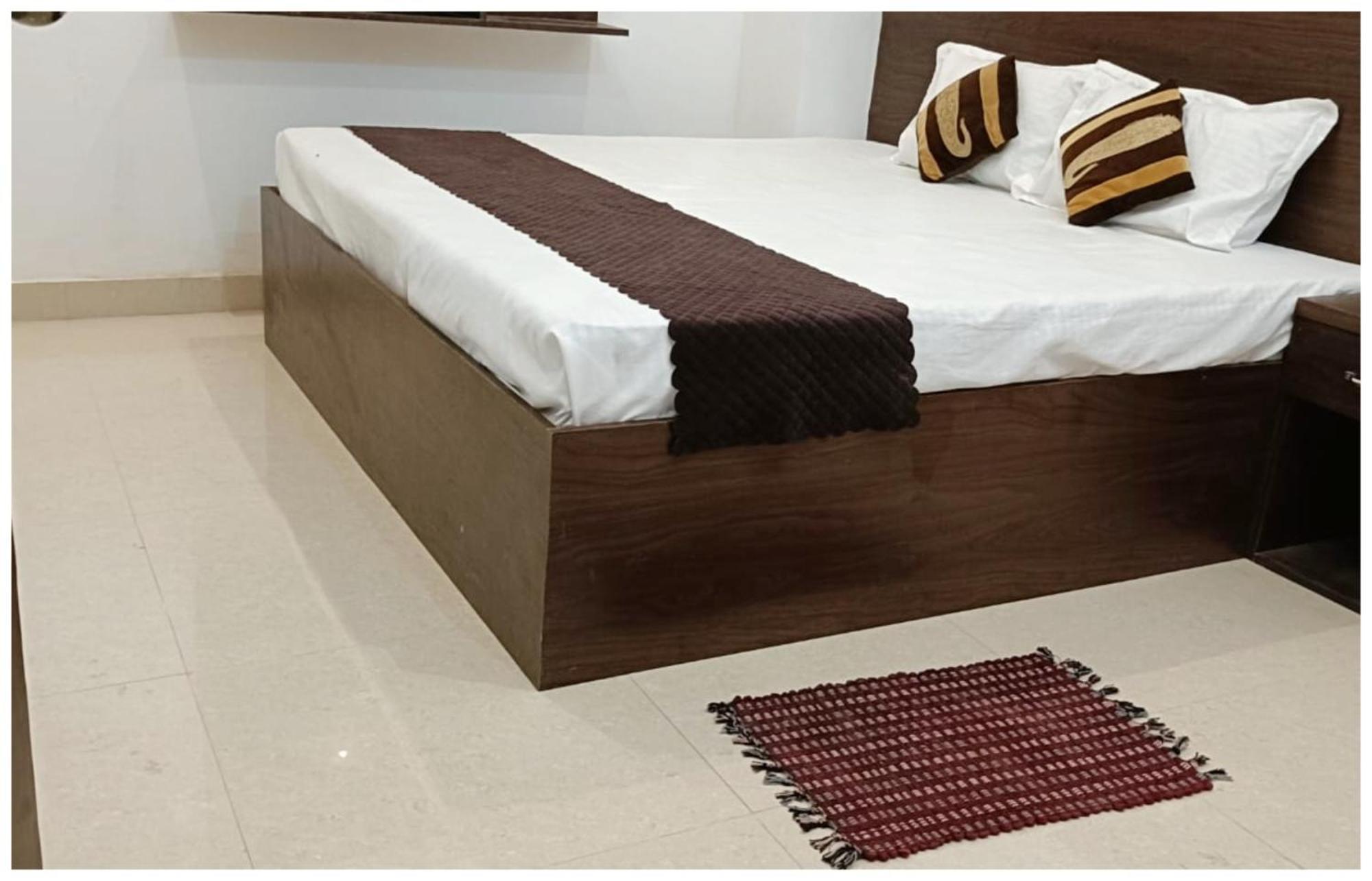 Hotel Aparna Grand Near Ram Janam Bhoomi And Temple - Fully Air Conditioned - Free Wifi Available - Best Budget Hotel In Ayodhya Buitenkant foto