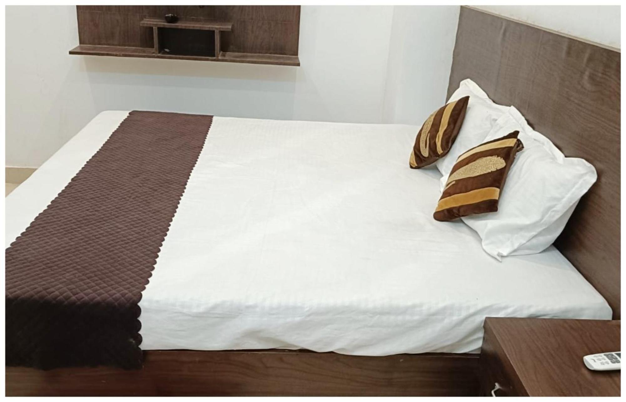 Hotel Aparna Grand Near Ram Janam Bhoomi And Temple - Fully Air Conditioned - Free Wifi Available - Best Budget Hotel In Ayodhya Buitenkant foto
