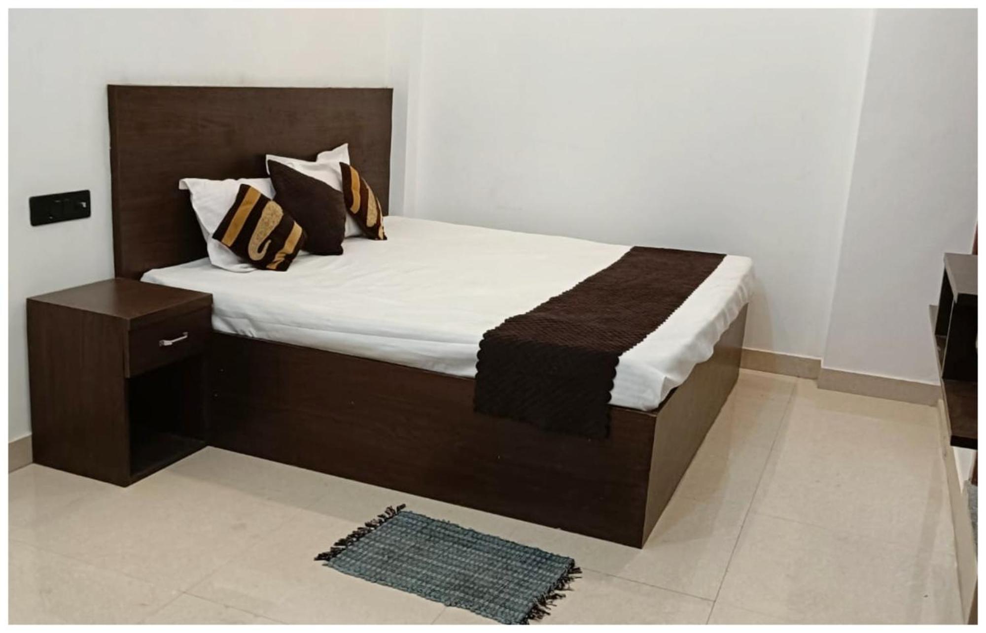 Hotel Aparna Grand Near Ram Janam Bhoomi And Temple - Fully Air Conditioned - Free Wifi Available - Best Budget Hotel In Ayodhya Buitenkant foto
