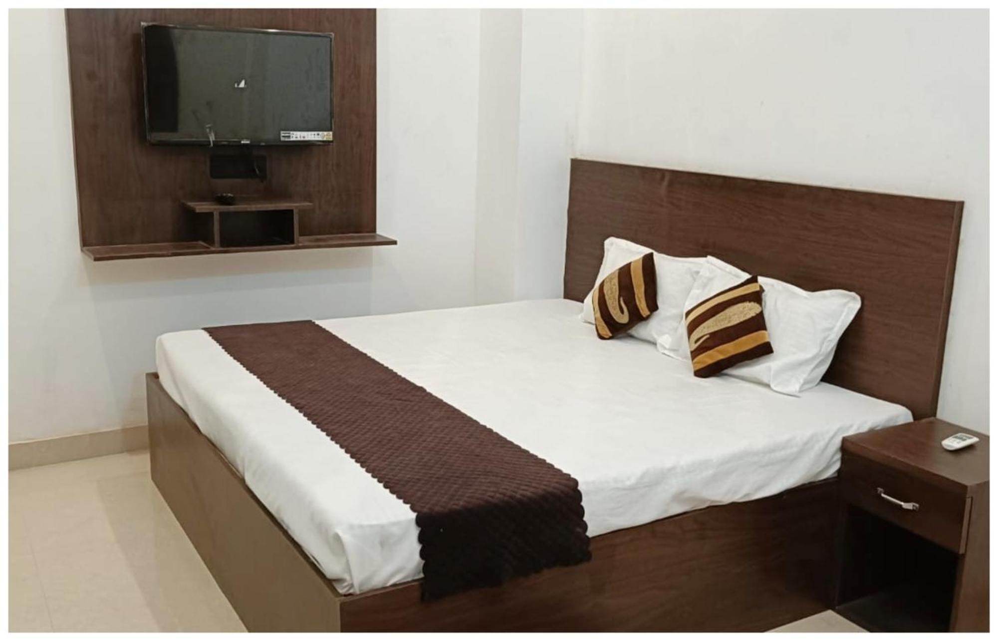 Hotel Aparna Grand Near Ram Janam Bhoomi And Temple - Fully Air Conditioned - Free Wifi Available - Best Budget Hotel In Ayodhya Buitenkant foto